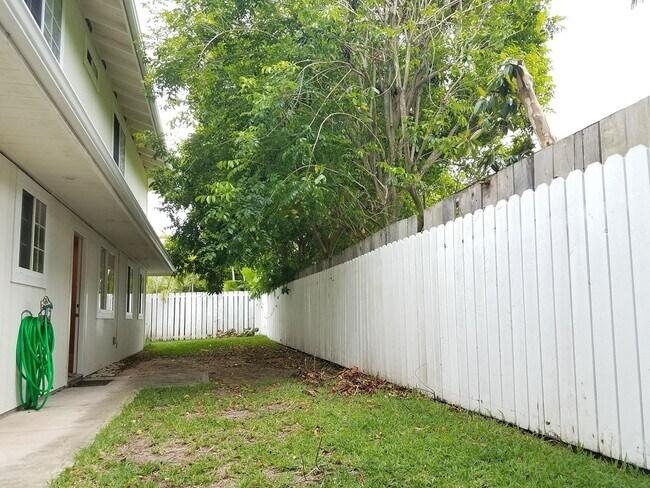 Building Photo - Pet Friendly, Ground Level, W/D, Great Location, Private fenced yard!