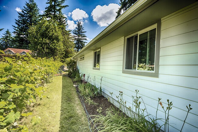 Building Photo - 4 Bedroom Home Lakewood