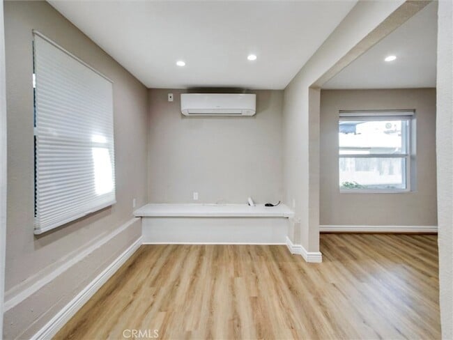 Building Photo - 985 1/2 Dexter Street Unit