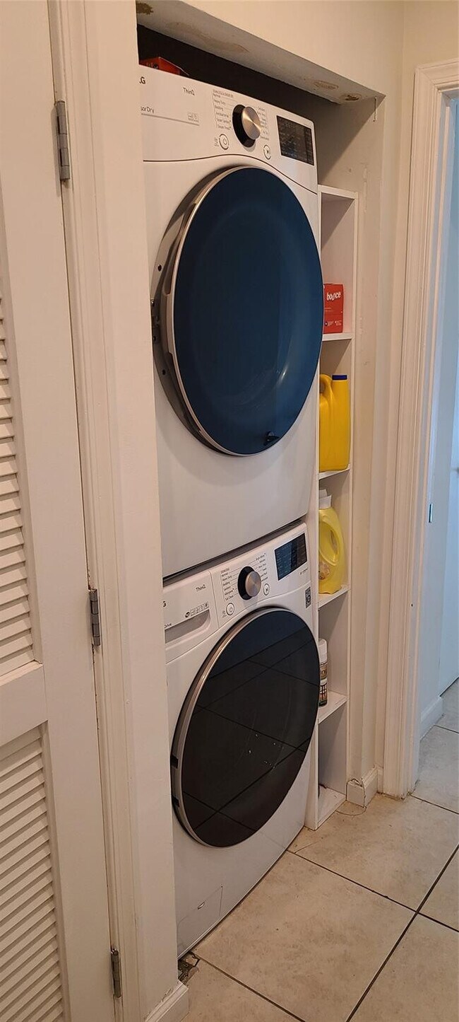 Building Photo - 7928 East Dr