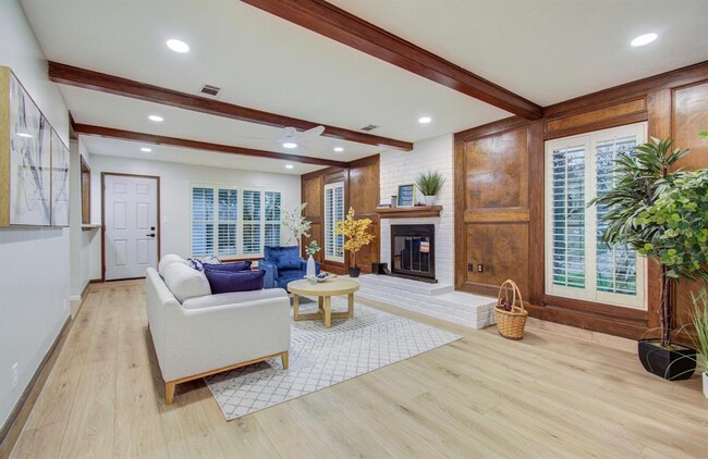 Building Photo - 2202 Briarview Dr