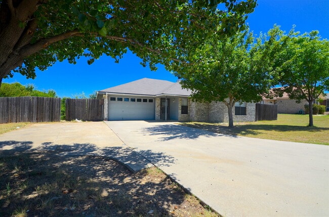 Building Photo - AMAZING 4 BED/ 2 BATH HOME IN WESTERN HILL...