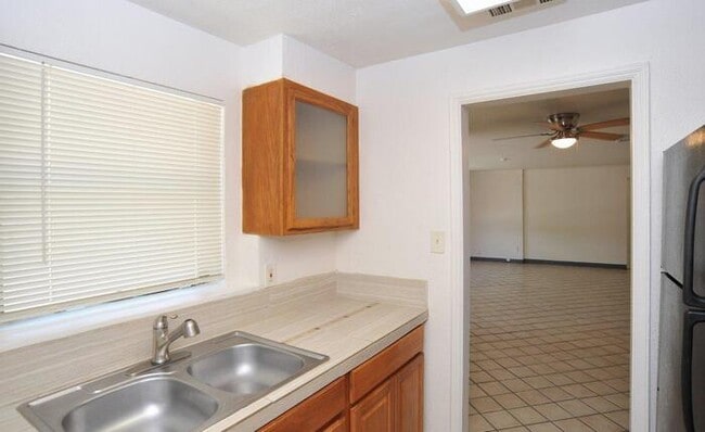 Building Photo - Cntrally Located 4 bedroom home