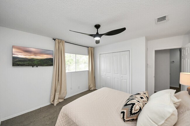 Building Photo - 8631 Valley Ledge Dr