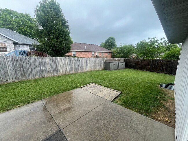 Building Photo - WOW! Look at this property ! You cant beat this price!