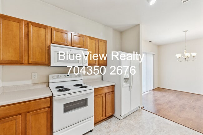 Building Photo - Beutiful 3 bed 2.5 bath with open area