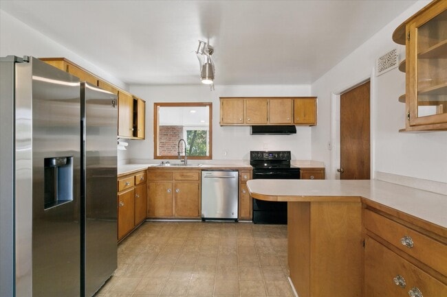 Building Photo - 700 Pelham Dr