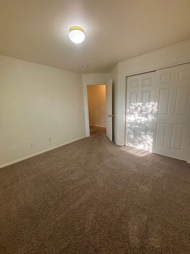 Building Photo - 3 Bed 2 Bath Condo.  Available NOW! - Mile...