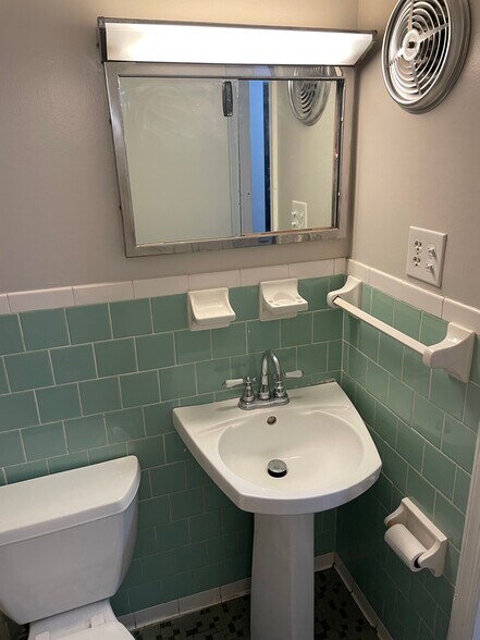 2nd floor Full Bath - 509 N Hamilton St