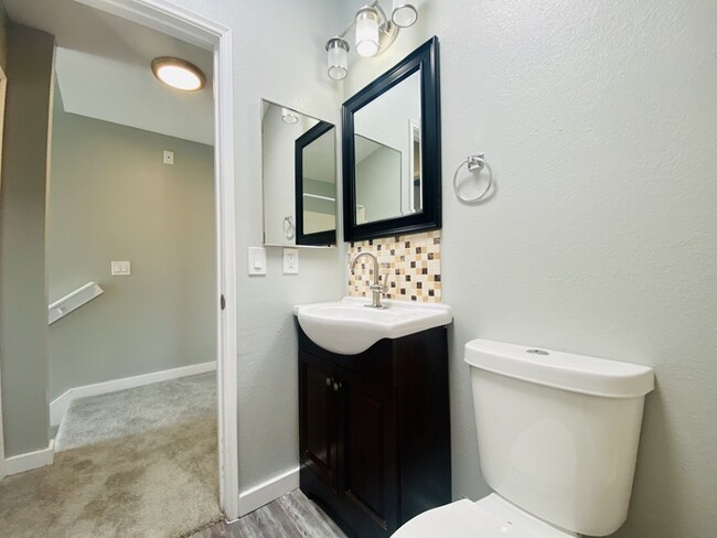 Building Photo - Washer/Dryer in Unit! Remodeled Townhome i...