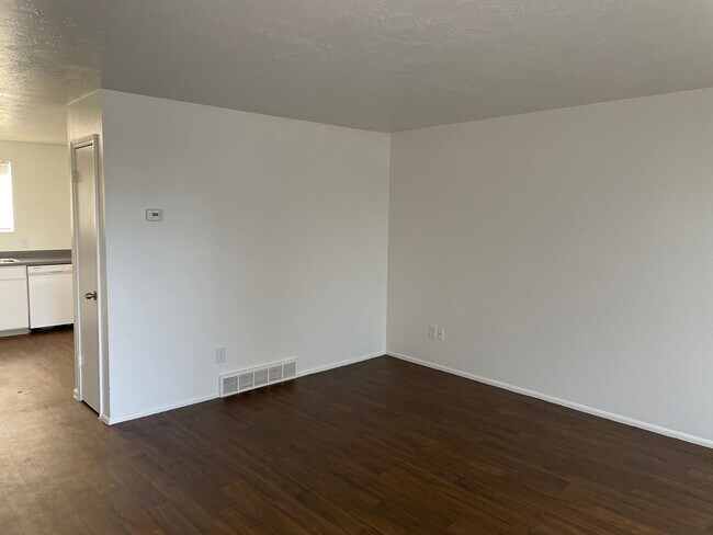 Building Photo - 3-Bedroom 1.5 Bath Twin-Home