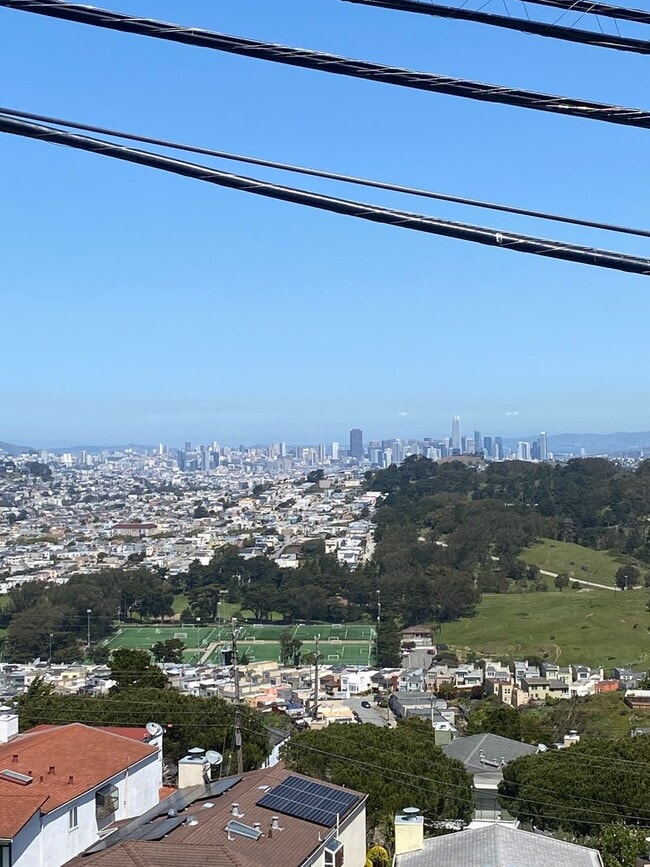 Building Photo - VIEWS! Daly City Home 4Bed 3 Ba Near SF Bo...