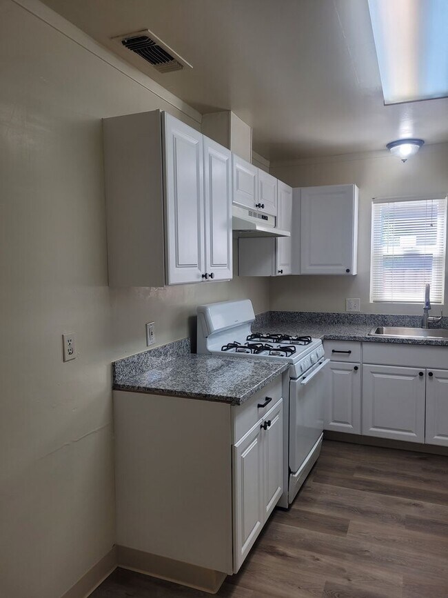 Building Photo - Three bedroom 1 bath with central heat and air