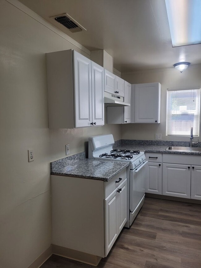 Building Photo - Three bedroom 1 bath with central heat and...