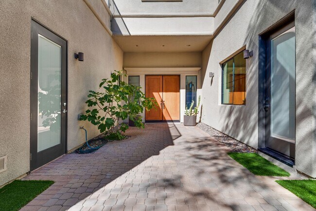 Building Photo - Luxury Summerlin Living in Gated Canyon Cr...