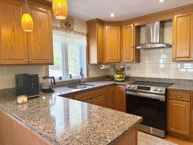 Building Photo - Meticulously Maintained 3BD/2.5BA Home in Quiet Westbrook Neighborhood!