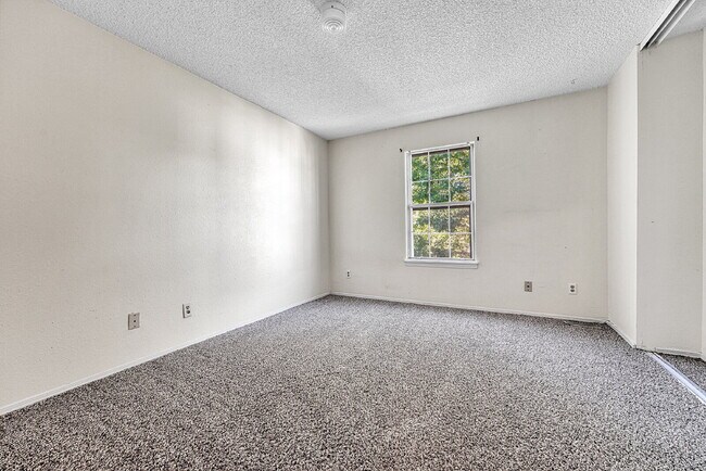 Building Photo - $1,465 - 2 Bed 1 Bath Townhome in Aurora with In Unit Laundry!