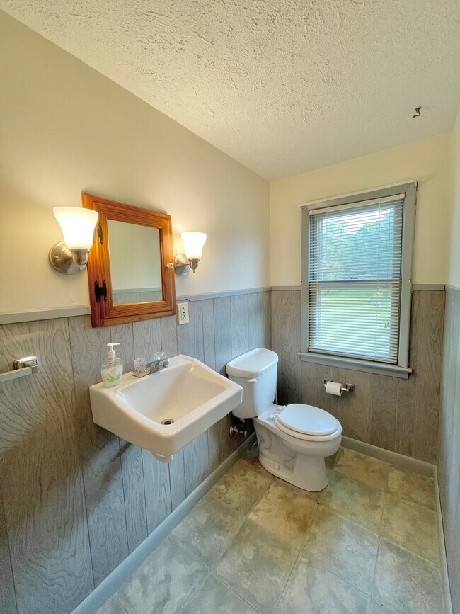 Half Bath - 3392 Howlett Hill Rd