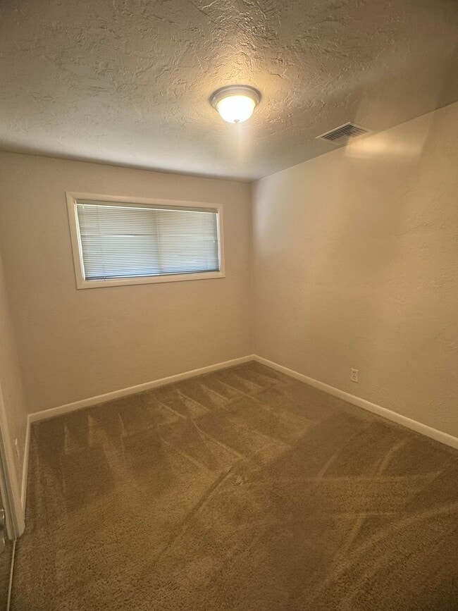 Building Photo - Great 3-Bedroom, 2-Bath Ranch Style Home w...