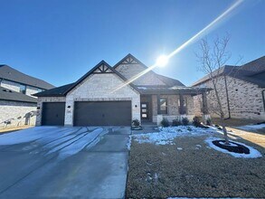 Building Photo - 903 Chinati St