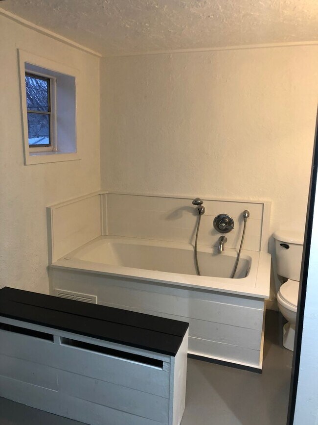 Building Photo - 1718 E Avenue B