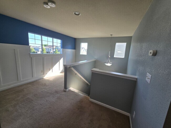 Building Photo - Amazing 3 bedrooms plus a loft, and 2.5 ba...