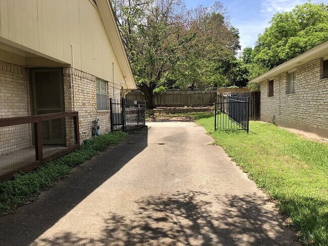 Building Photo - Spacious 5-Bedroom Home Steps from Walnut ...