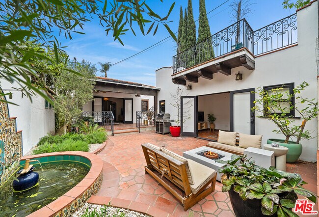 Building Photo - 8822 Rosewood Ave