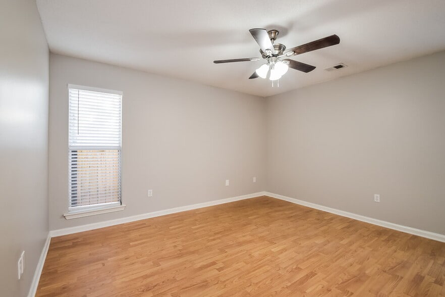 Building Photo - 10712 Oak Cir N