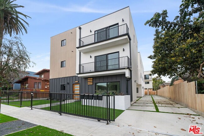 Building Photo - 913 N Hobart Blvd