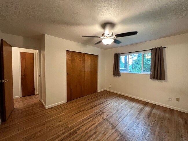 Building Photo - 1,192 Square Foot 3 bedroom, 2 bath privat...