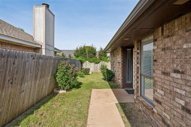 Building Photo - 3703 Southwind Ave