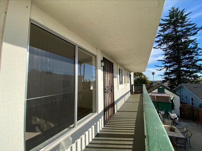 Building Photo - GREAT PB LOCATION! On Site Laundry! Spacious Bedroom!