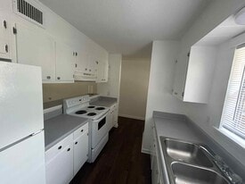 Building Photo - Cedar Trace Apartments