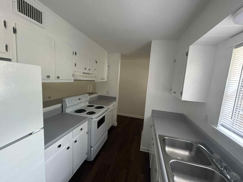 Building Photo - Cedar Trace Apartments