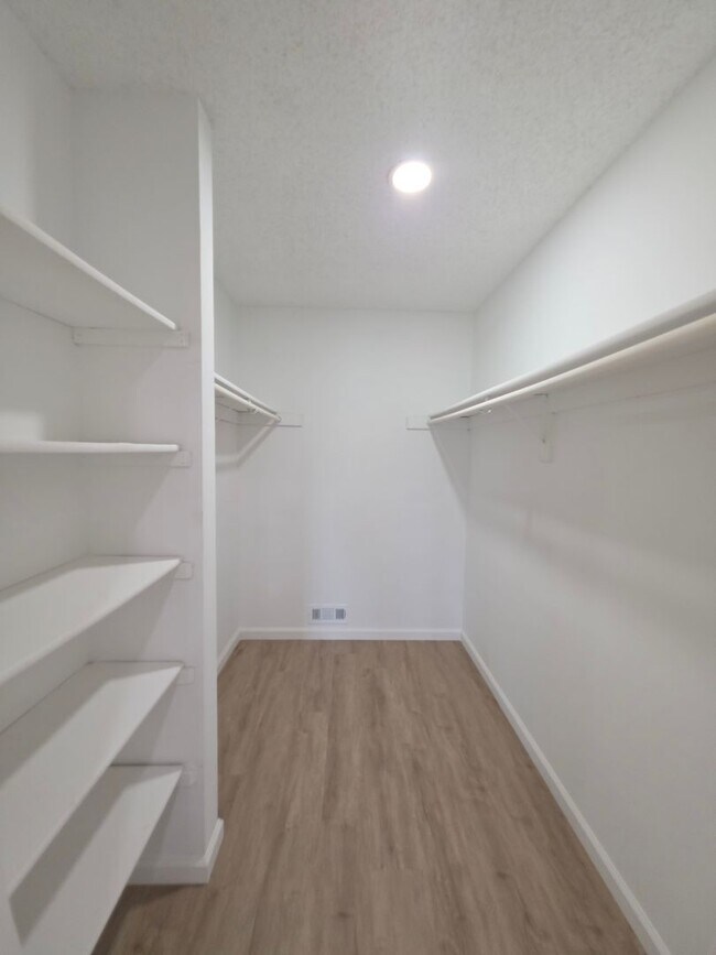 Building Photo - 12 Amberly Ct