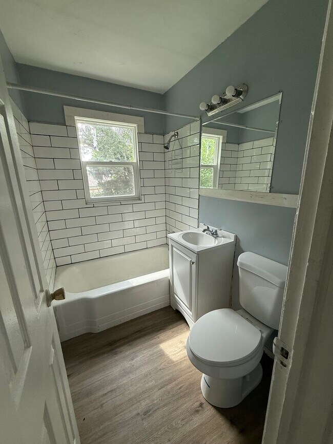 Building Photo - Darling 3 Bedroom in Nice Quiet Area