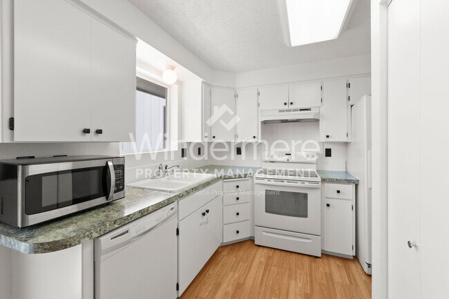 Building Photo - 4128 E 34th Ave