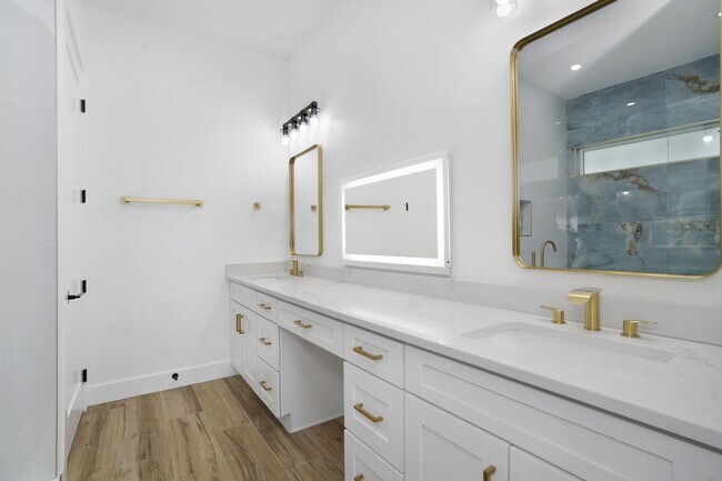 Building Photo - 5/3 Luxury Custom Home plus Boat dock, Pool and Stunning Views!!