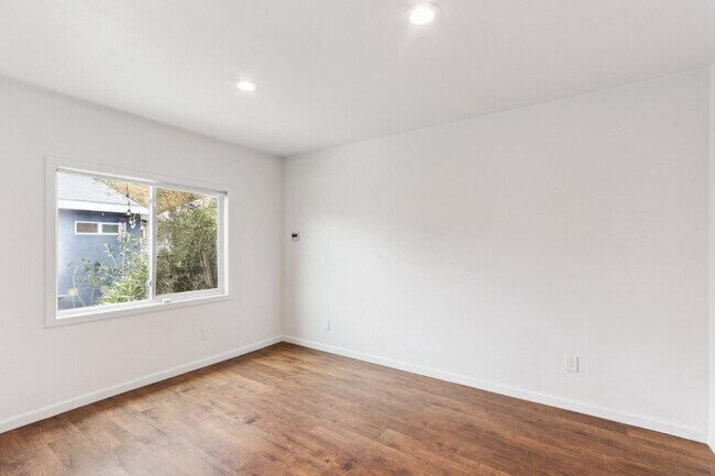 Building Photo - 218 W 87th St