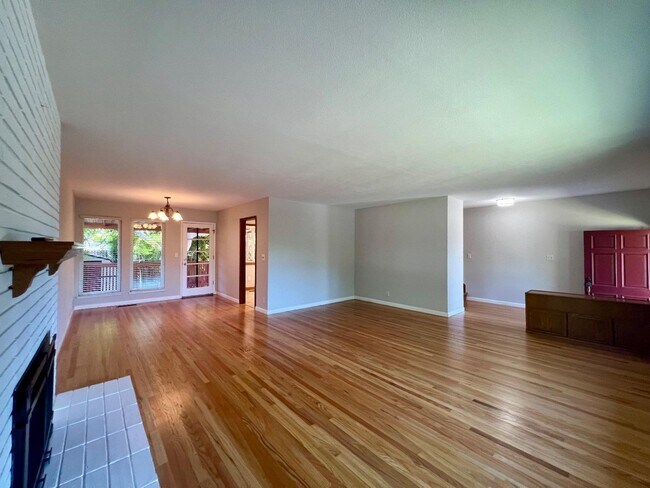 Building Photo - 1122 Viscaino Ave