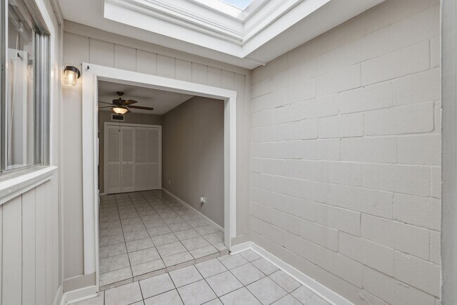 Building Photo - 2 River Creek Way