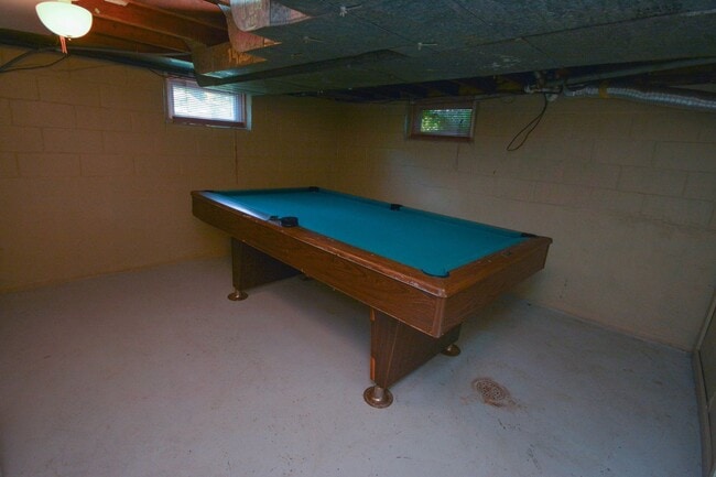 Building Photo - 3 bedroom home on corner lot with beautiful hardwood floors!