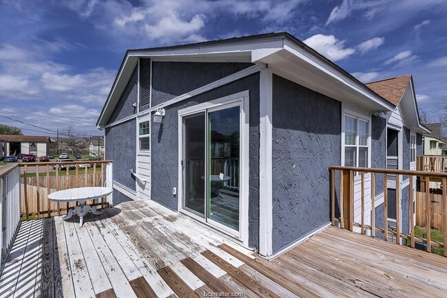 Building Photo - 804 Oran Cir