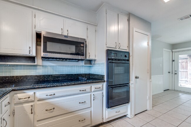 Building Photo - 2820 Clear Springs Dr
