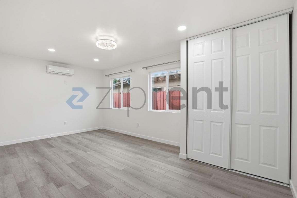 Building Photo - Unit