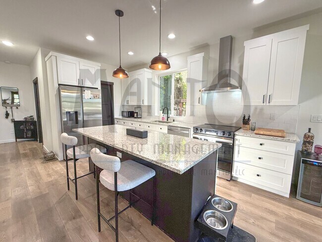 Building Photo - Beautiful Townhouse Steps From Centennial ...