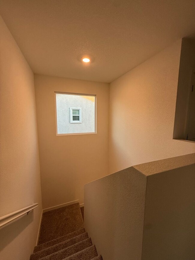 Building Photo - 4 Bed 2.5 Ba 2 Story 2 Car