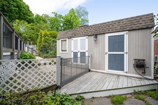 Building Photo - 32 Crescent Dr