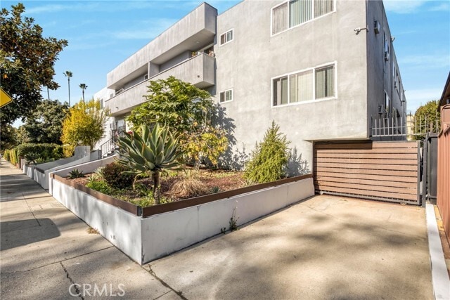 Building Photo - 6643 De Longpre Ave